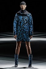 アレキサンダー ワン 2014-15年秋冬コレクション - 実用的アイテムに遊び心ある演出｜写真42