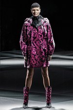 アレキサンダー ワン 2014-15年秋冬コレクション - 実用的アイテムに遊び心ある演出｜写真43