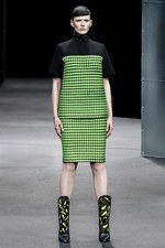 アレキサンダー ワン 2014-15年秋冬コレクション - 実用的アイテムに遊び心ある演出｜写真47