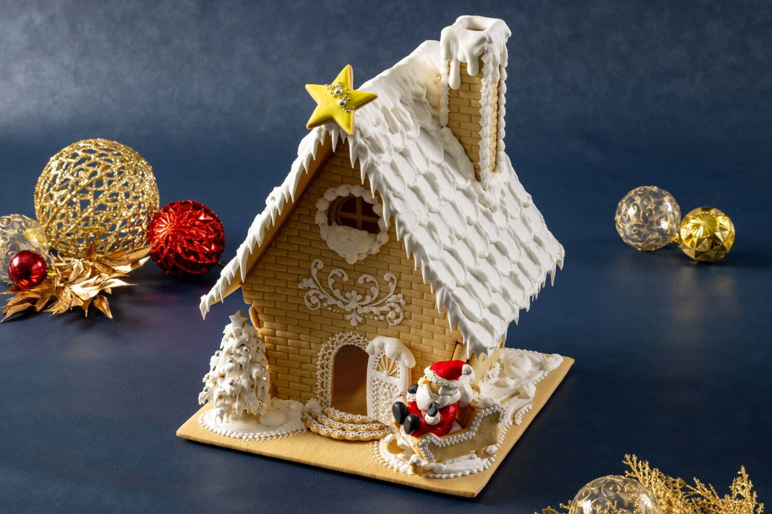 ＜グランド ハイアット 東京＞クリスマスケーキ2023、高さ30cmのお菓子の家＆ハート型チョコムース