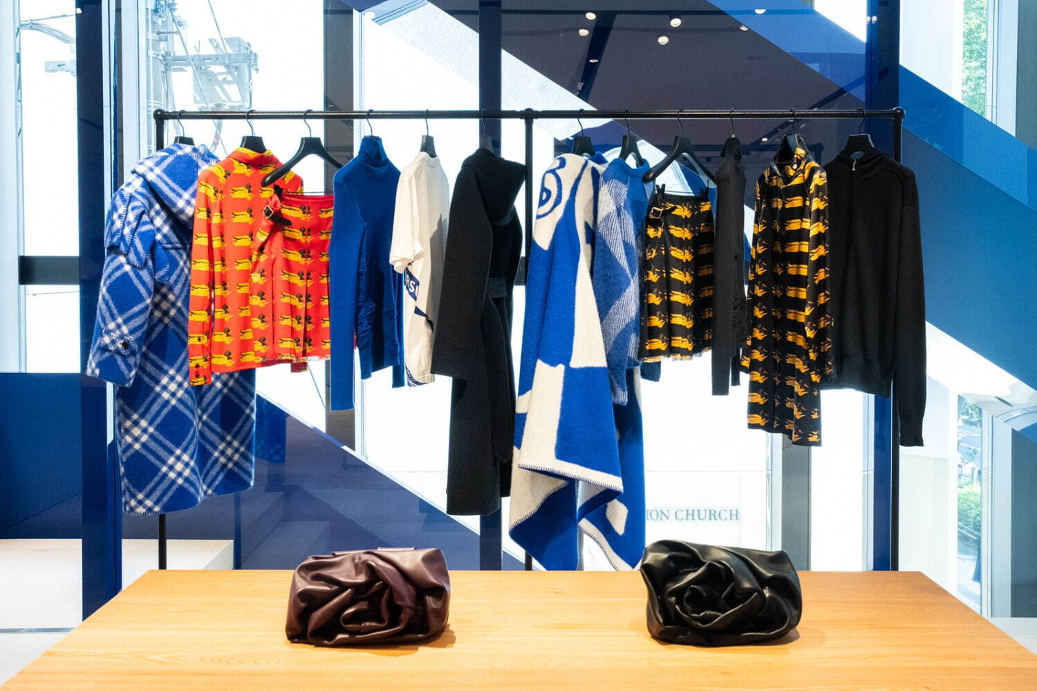 バーバリー、東京・表参道の旗艦店をリニューアル - メンズ＆ウィメンズを幅広く展開｜写真18