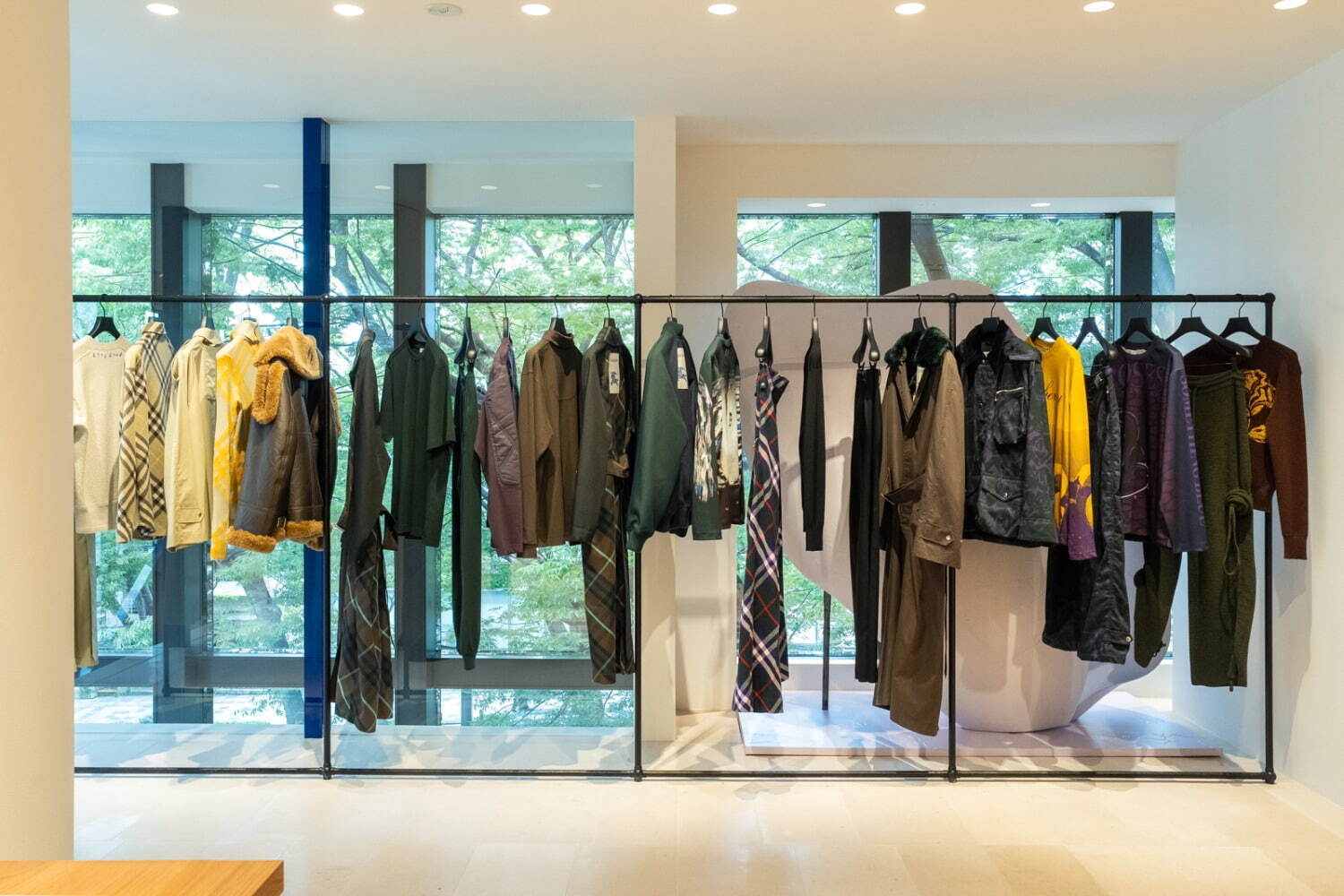 バーバリー、東京・表参道の旗艦店をリニューアル - メンズ＆ウィメンズを幅広く展開｜写真35