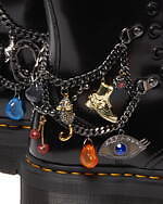 マーク ジェイコブスとドクターマーチンのコラボブーツ、ハートや鍵のチャーム＆チェーン｜写真1