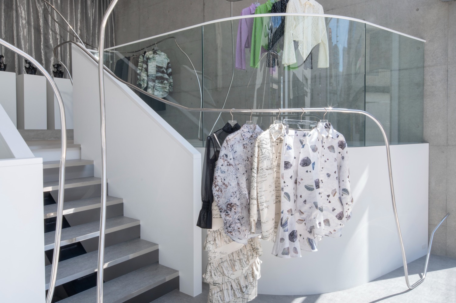 ミカゲ シン第1号店が青山にオープン - 新作ウェアからアーカイブまで展開、限定エコバッグも