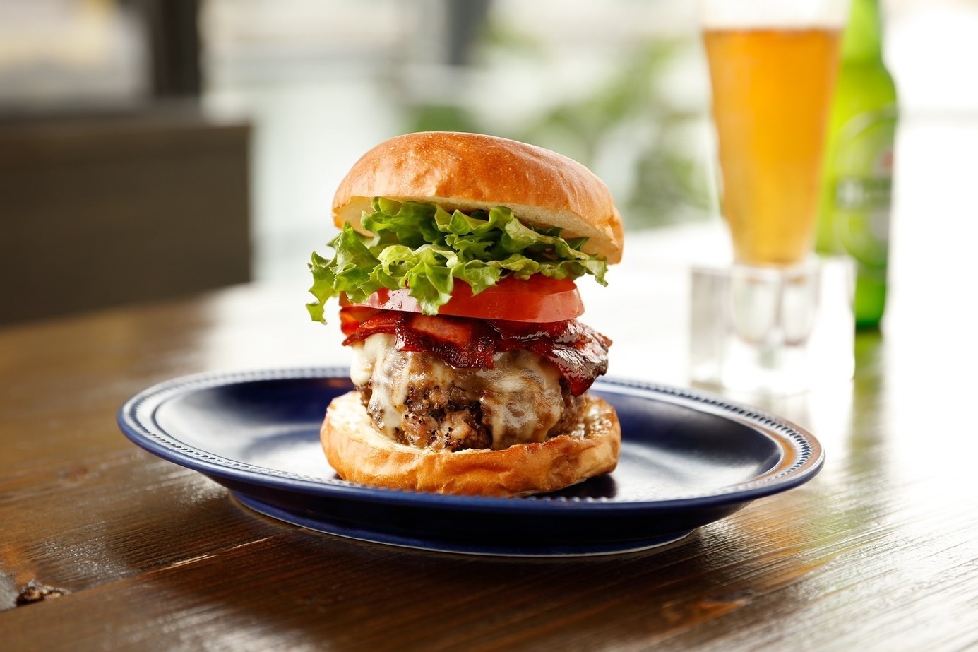 絶品料理｜人気店のハンバーガー＆フライドポテトが渋谷・ミヤシタパークに、バレーボールのパブリックビューイングも