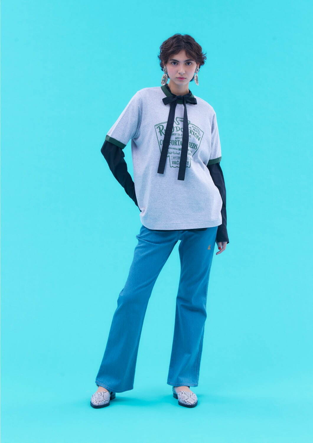 ロドリリオン×アメリカーナ、“モーテルの看板”グラフィックTシャツ＆スワロー刺繍のジーンズ｜写真6