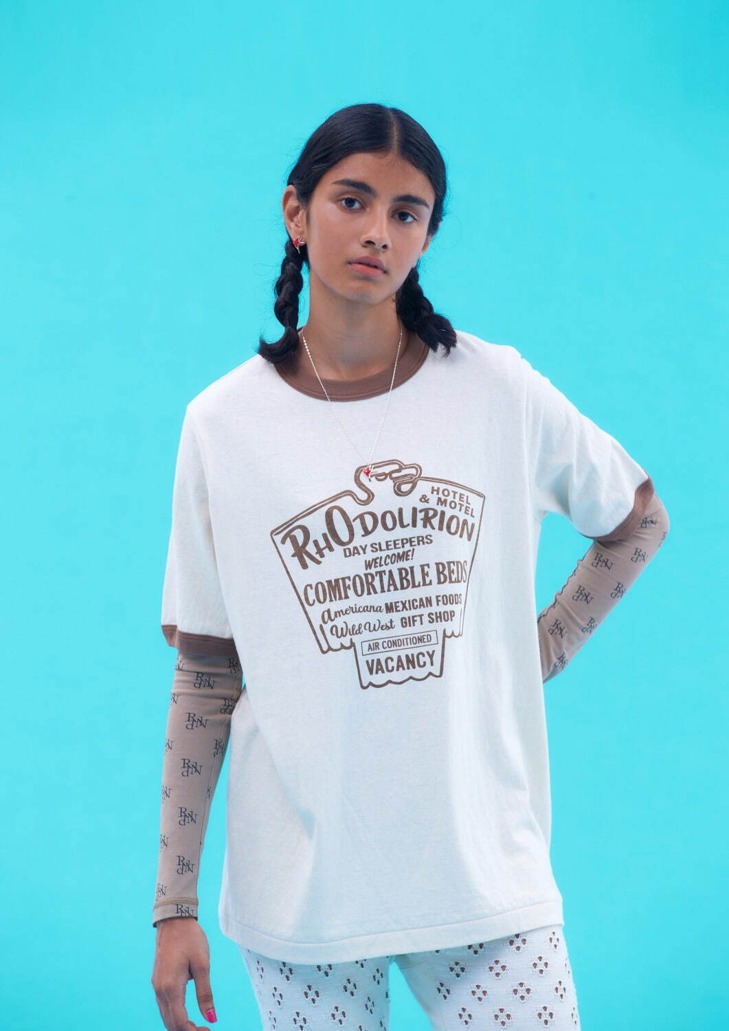 ロドリリオン×アメリカーナ、“モーテルの看板”グラフィックTシャツ＆スワロー刺繍のジーンズ｜写真3