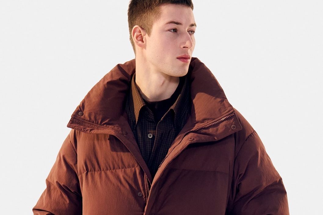 ユニクロ ユー 23年秋冬メンズ新作、立体フォルムの中綿アウター＆ダークトーンのフリースジャージー