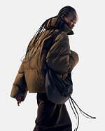 ユニクロ ユー 23年秋冬メンズ新作、立体フォルムの中綿アウター＆ダークトーンのフリースジャージー｜写真8