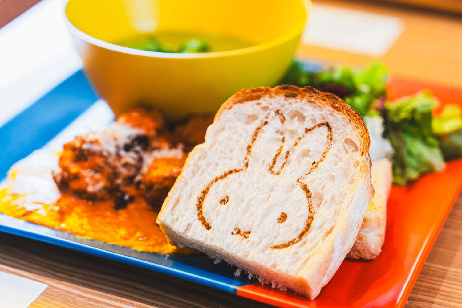 クリエイター｜「ミッフィーカフェ」東京・代官山にオープン、ディック・ブルーナの絵本の世界を体感するメニュー