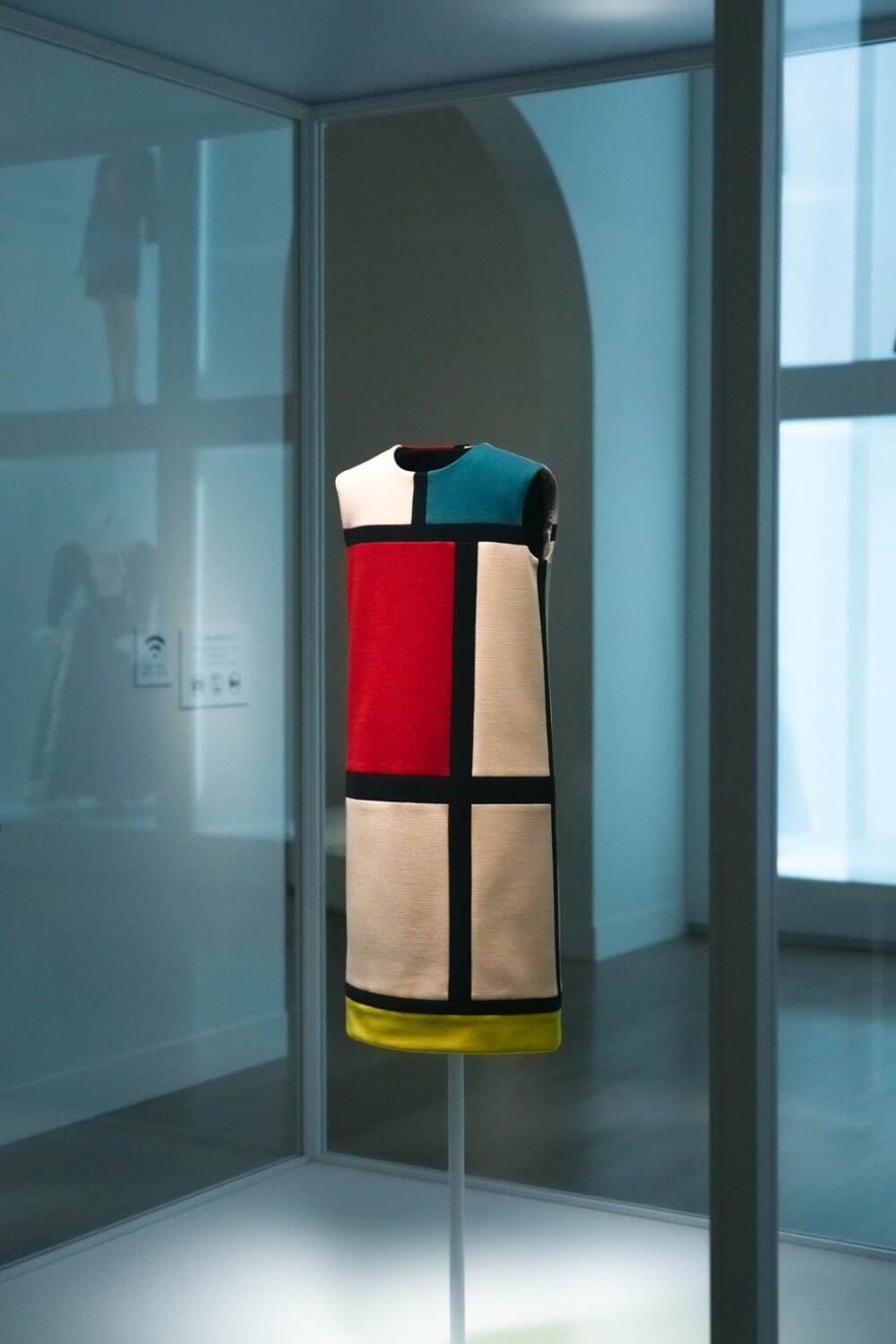 「イヴ・サンローラン展 時を超えるスタイル」 展示風景 国立新美術館 2023年
