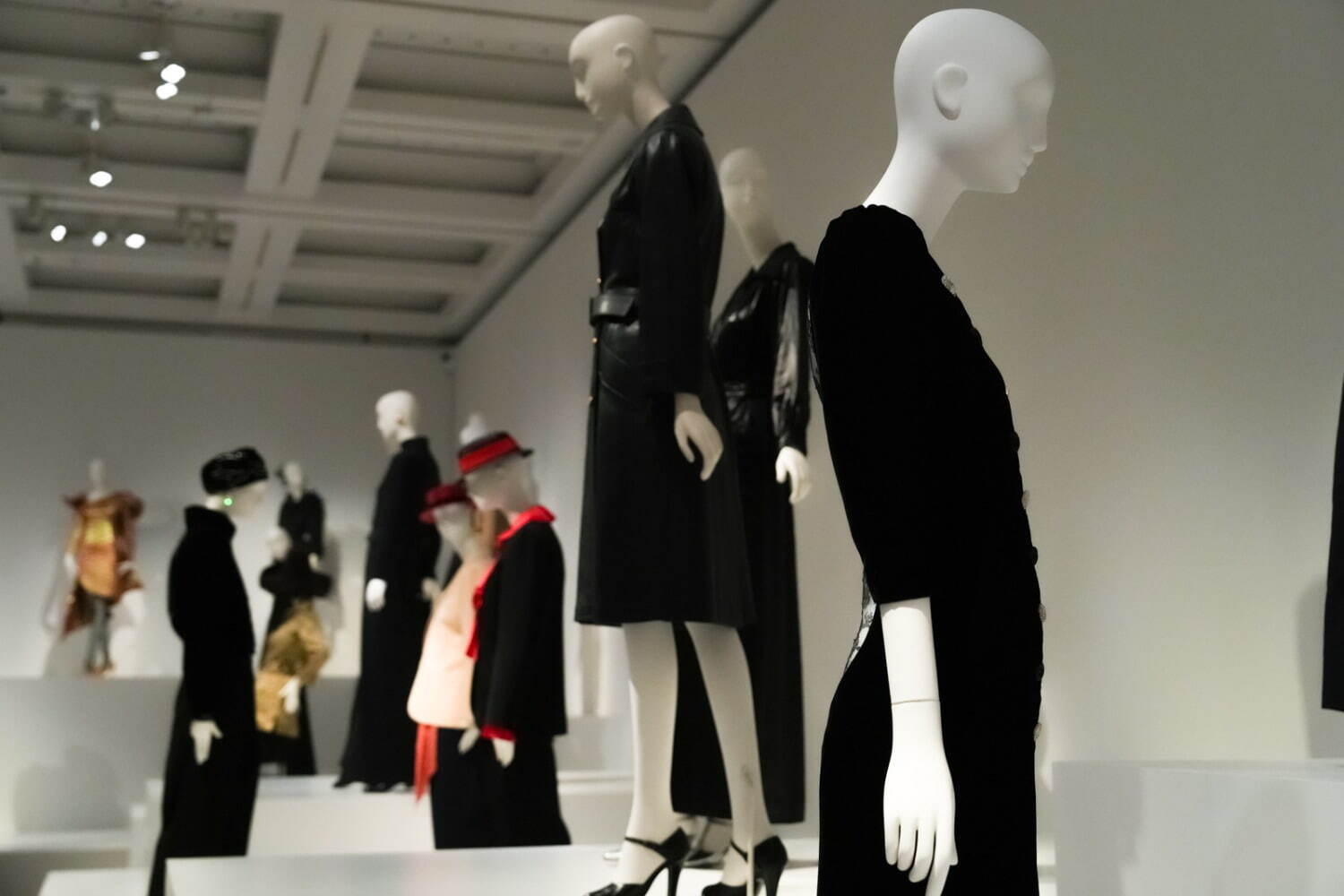 “モードの帝王”イヴ・サンローランの軌跡をたどる - 没後日本初の大回顧展が東京・国立新美術館で｜写真15