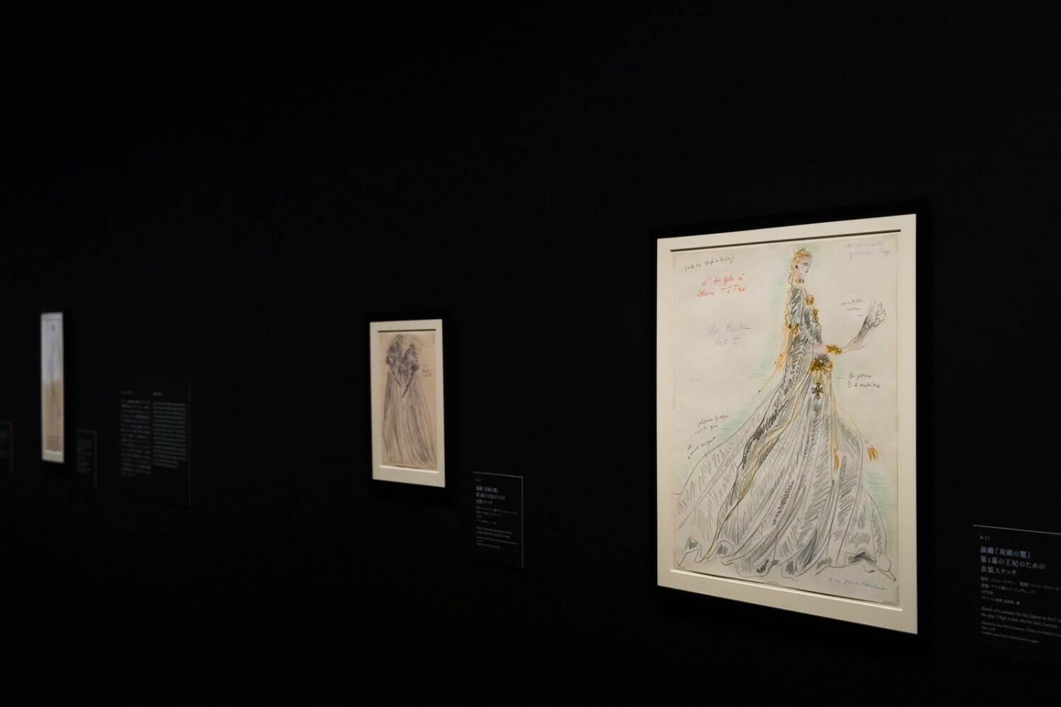 「イヴ・サンローラン展 時を超えるスタイル」 展示風景 国立新美術館 2023年
