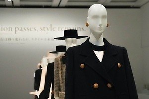 “モードの帝王”イヴ・サンローランの軌跡をたどる - 没後日本初の大回顧展が東京・国立新美術館で