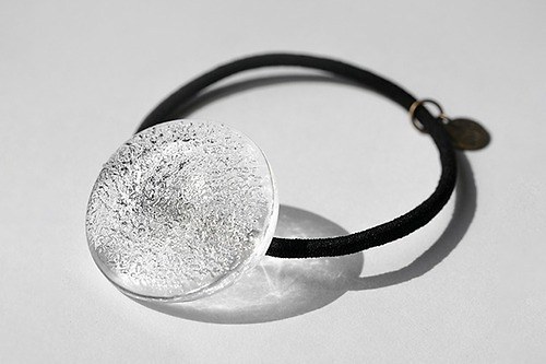 ガラスメーカー「ハリオ」中秋の名月着想アクセサリー、まんまるガラスの“満月”ヘアゴム