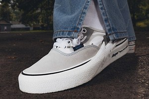 VANS×エーエイプのコラボスニーカー「オーセンティック」“カモ柄”入りのスエードアッパーで