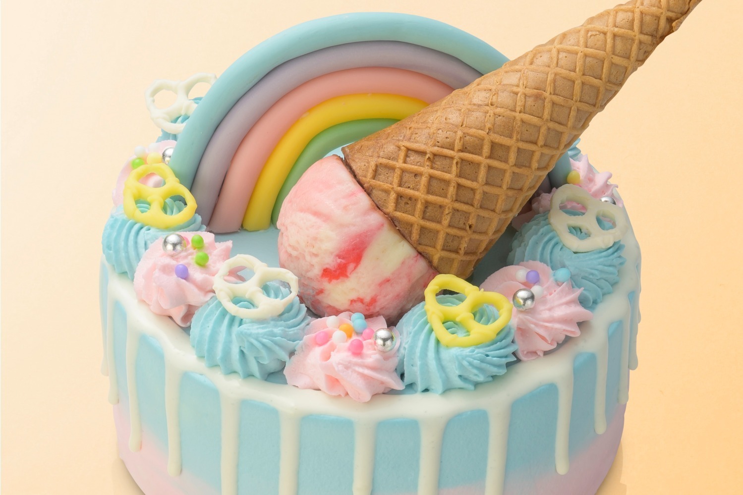 アイスクリームケーキ｜渋谷ヒカリエ ShinQsのクリスマスケーキ2023、“ファンタジーな遊園地”着想の苺のショートなど