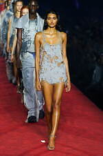 ディーゼル 2024年春夏コレクション - 熱狂に包まれたパーティへ｜写真1