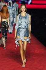 ディーゼル 2024年春夏コレクション - 熱狂に包まれたパーティへ｜写真5