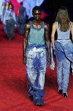 ディーゼル 2024年春夏コレクション - 熱狂に包まれたパーティへ｜写真19