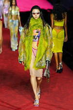 ディーゼル 2024年春夏コレクション - 熱狂に包まれたパーティへ｜写真71