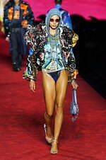 ディーゼル 2024年春夏コレクション - 熱狂に包まれたパーティへ｜写真85