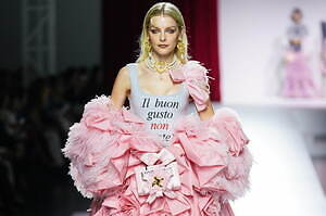 モスキーノ 2024年春夏コレクション - 4人の友人が届ける愛のメッセージ、40周年を祝して