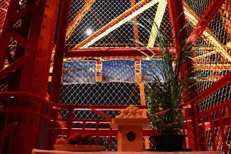 東京タワー「お月見外階段ウォーク」約600段の昇り外階段で楽しむ中秋の名月、竹灯籠も設置｜写真1
