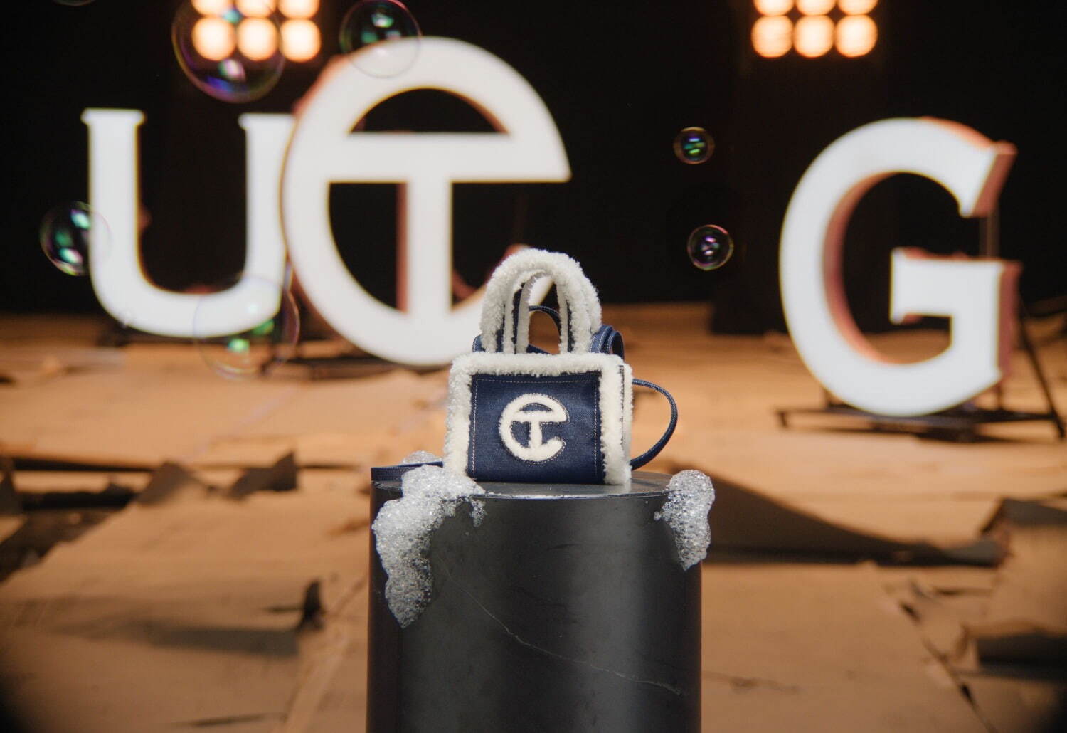 UGG×テルファー“デニム生地”の新作コラボバッグ、TCモノグラム入りのブーツ&Tシャツも｜写真2