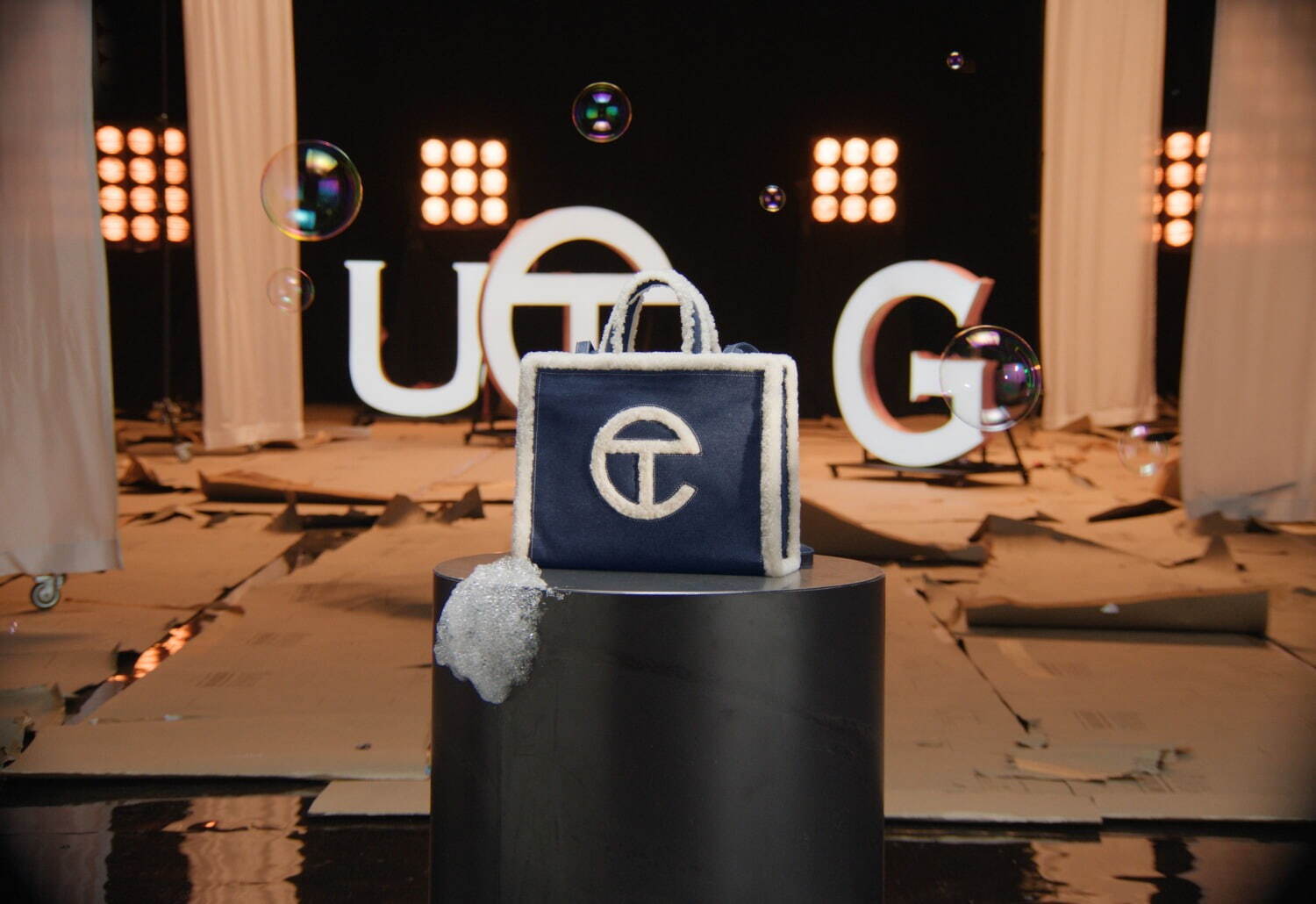 UGG×テルファー“デニム生地”の新作コラボバッグ、TCモノグラム入りのブーツ&Tシャツも｜写真1