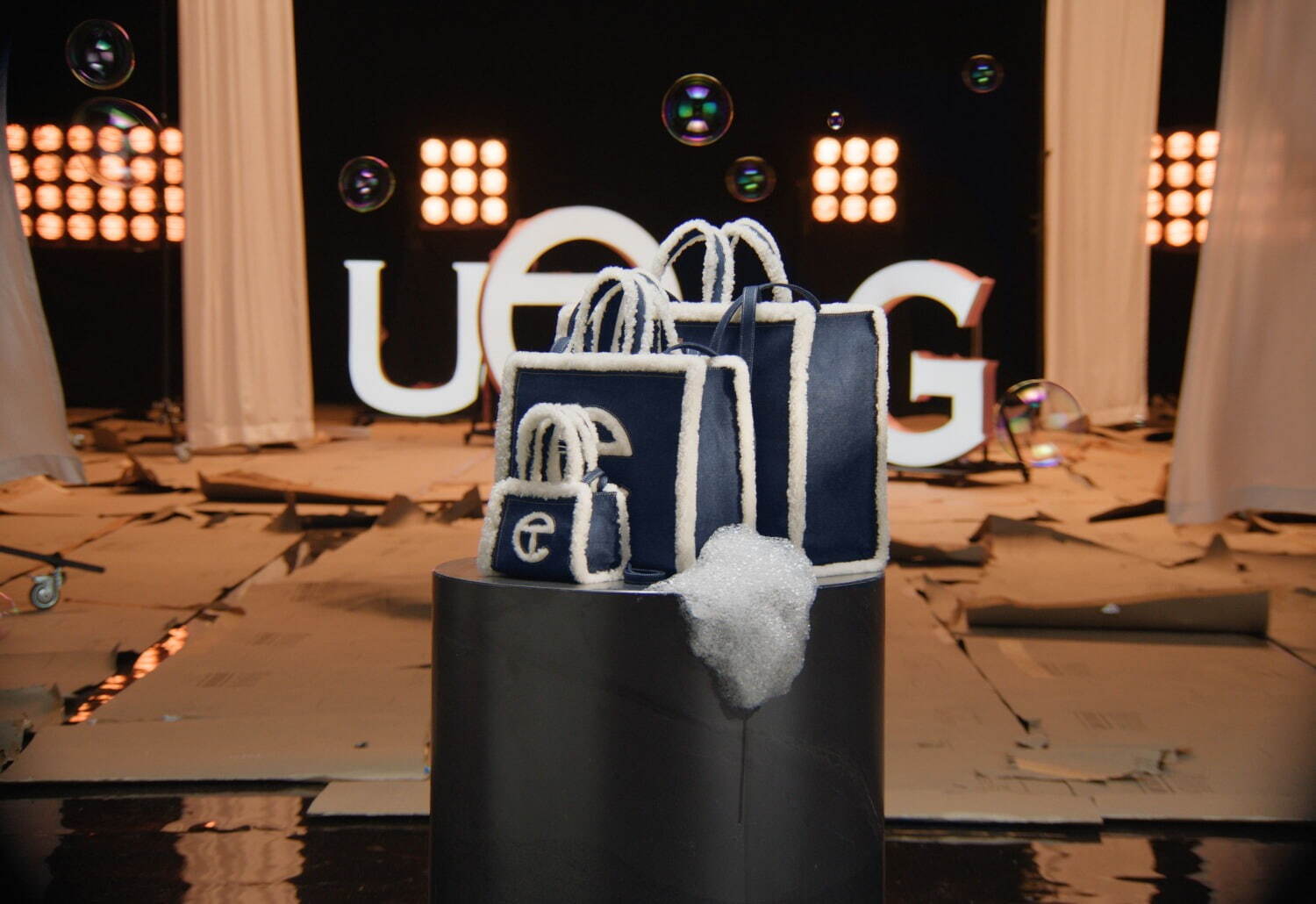 UGG×テルファー“デニム生地”の新作コラボバッグ、TCモノグラム入りのブーツ&Tシャツも｜写真3