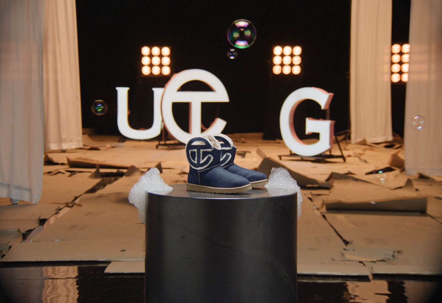 UGG×テルファー“デニム生地”の新作コラボバッグ、TCモノグラム入りのブーツ&Tシャツも｜写真4