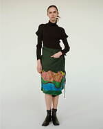 132 5. イッセイ ミヤケ新作ウェア、クレヨンで描いた“地層柄”際立つトップ＆スカートなど｜写真4