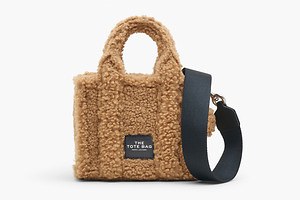 マーク ジェイコブスのふわもこバッグ「ザ テディ」新作、ミニトートや“J マーク”ショルダーバッグ