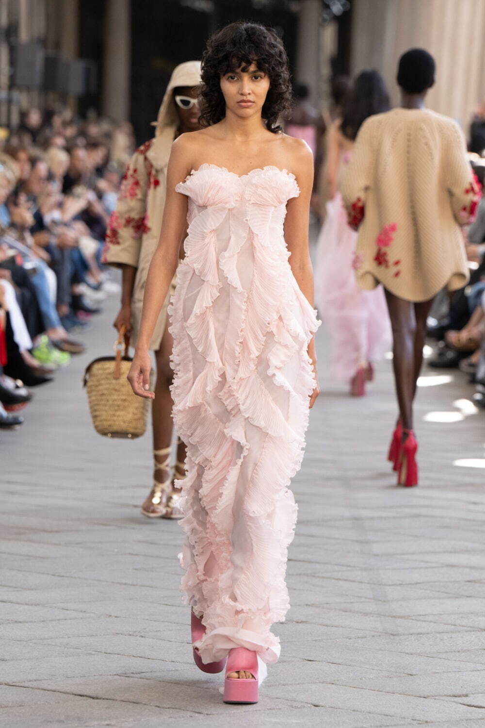 エルマンノ シェルヴィーノ ERMANNO SCERVINO ワッペンとレース ERMANNO SCERVINO 2024年秋冬コレクション | ミラノ | 画像53枚