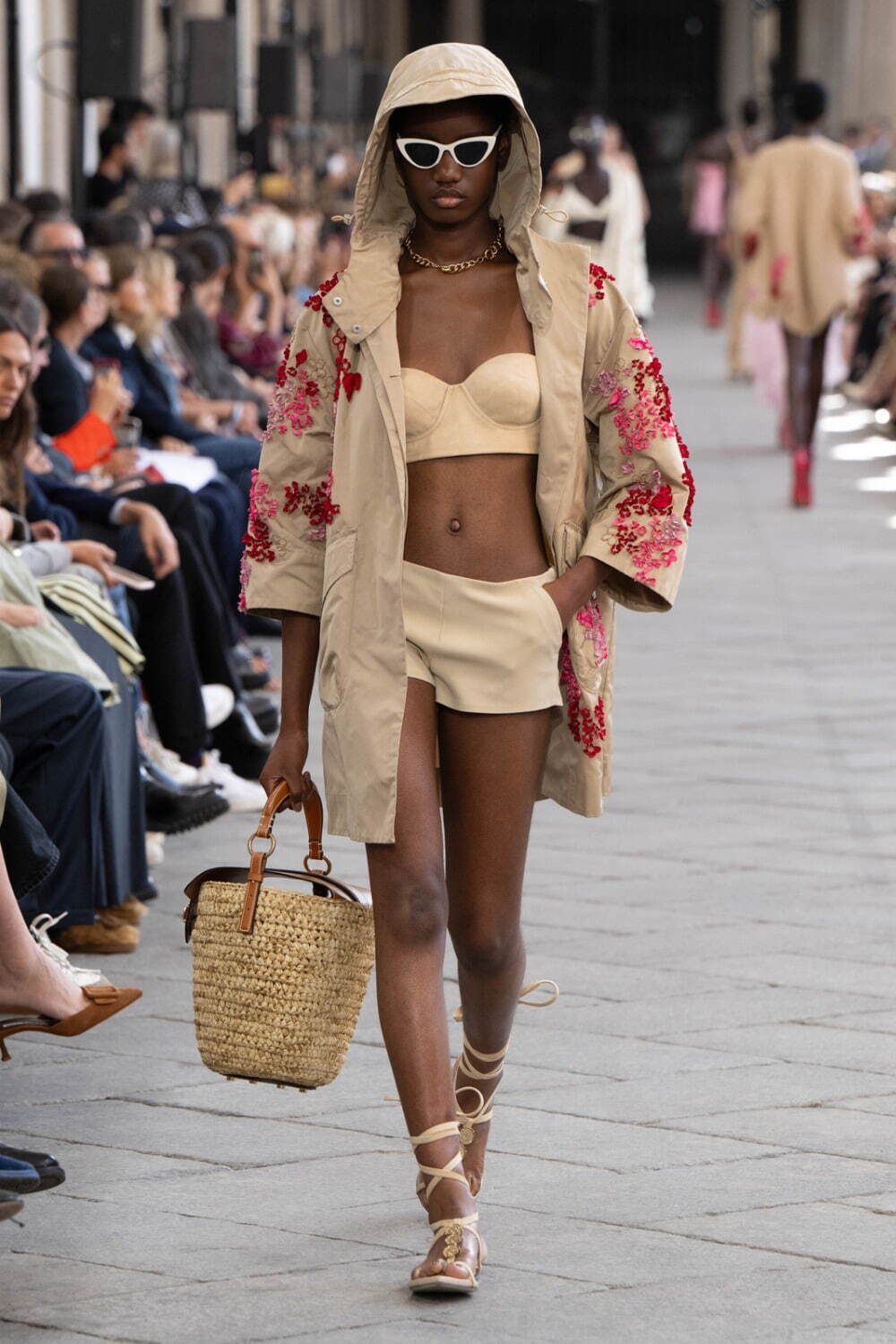 エルマンノ シェルヴィーノ ERMANNO SCERVINO ワッペンとレース ERMANNO SCERVINO 2024年秋冬コレクション | ミラノ | 画像53枚