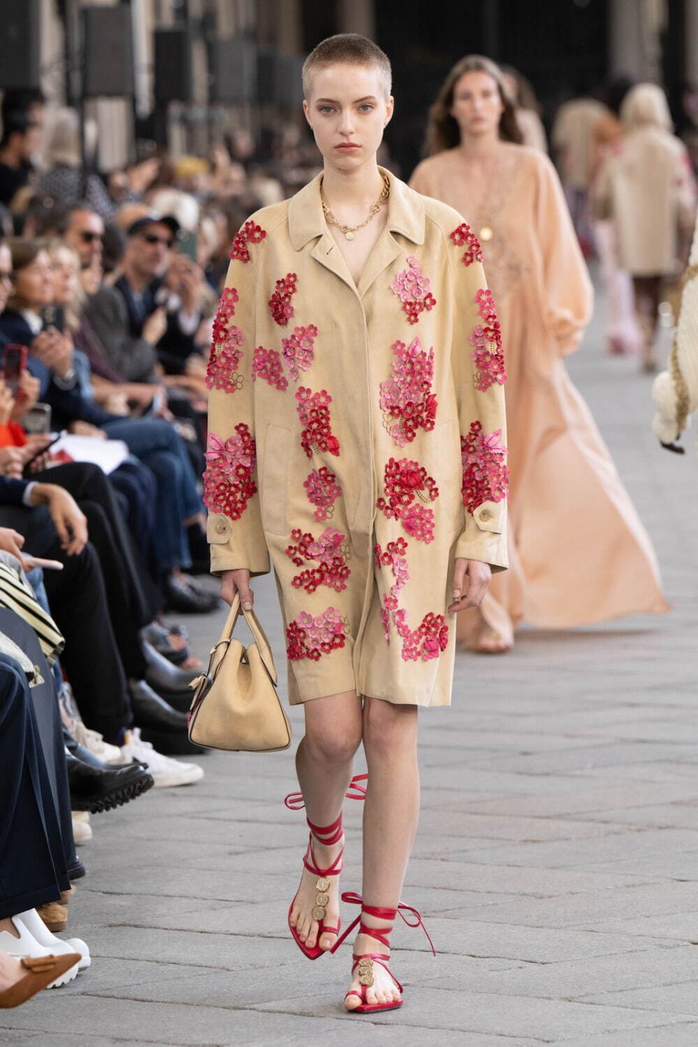 エルマンノ シェルヴィーノ ERMANNO SCERVINO ワッペンとレース ERMANNO SCERVINO 2024年秋冬コレクション | ミラノ | 画像53枚