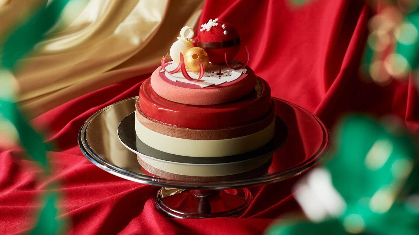 フォーシーズンズホテル東京大手町の2023年クリスマス、オーナメントを飾った深紅の紅茶ケーキ｜写真2