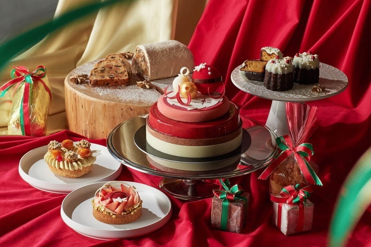 フォーシーズンズホテル東京大手町の2023年クリスマス、オーナメントを飾った深紅の紅茶ケーキ