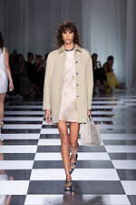 ヴェルサーチェ 2024年春夏コレクション - 優しく、軽やかなコントラスト｜写真2