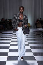 ヴェルサーチェ 2024年春夏コレクション - 優しく、軽やかなコントラスト｜写真22