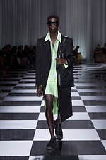 ヴェルサーチェ 2024年春夏コレクション - 優しく、軽やかなコントラスト｜写真48