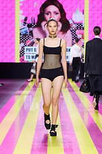 ディオール 2024年春夏ウィメンズコレクション - 強く、凛とした女性たち｜写真27