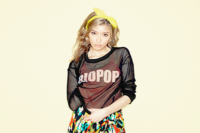 オフショルダー｜GUが南米・リオをテーマにスポーツスタイルを提案 - ローラもトロピカル・ガールに