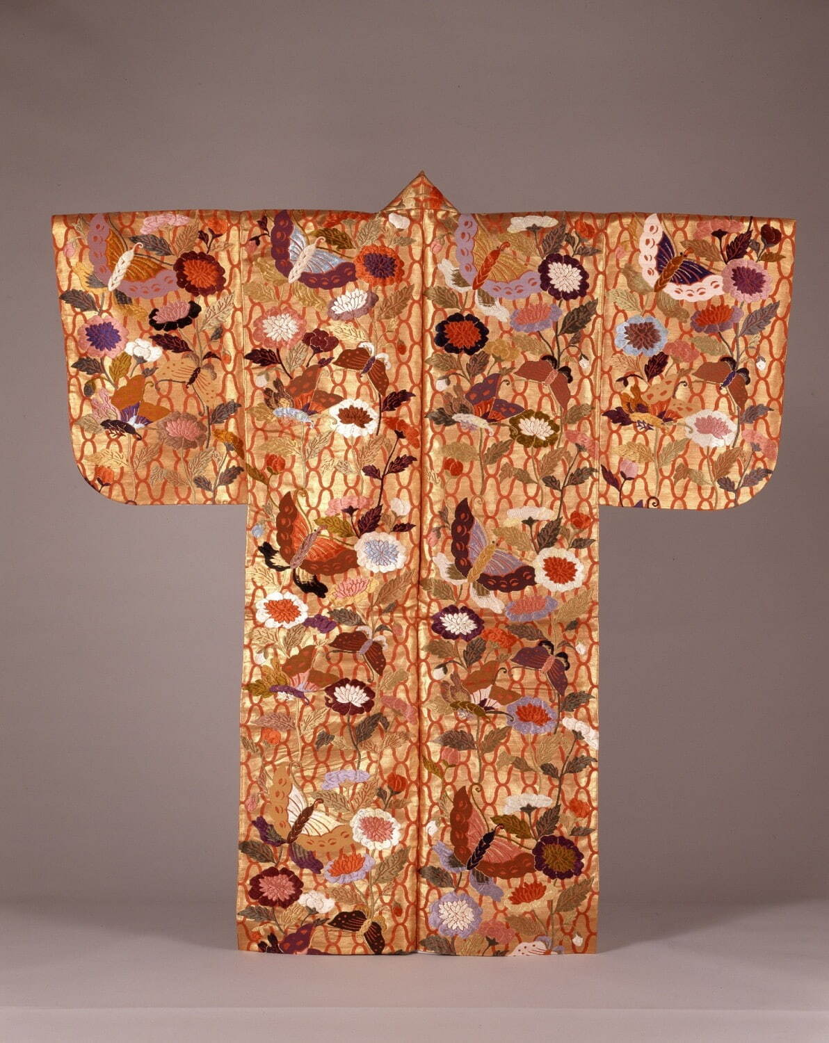 《紅地網目蝶罌粟模様厚板唐織》 明治時代 20世紀 三井記念美術館蔵