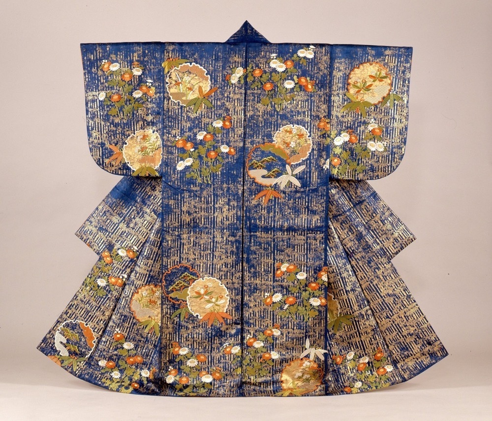 《紺繻子地雪輪松竹菊蒲公英模様縫箔》 江戸時代 18世紀 三井記念美術館蔵