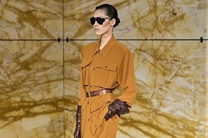 サンローラン 2024年夏コレクション - 先駆的な女性飛行士に思いを馳せて | イヴ・サンローラン