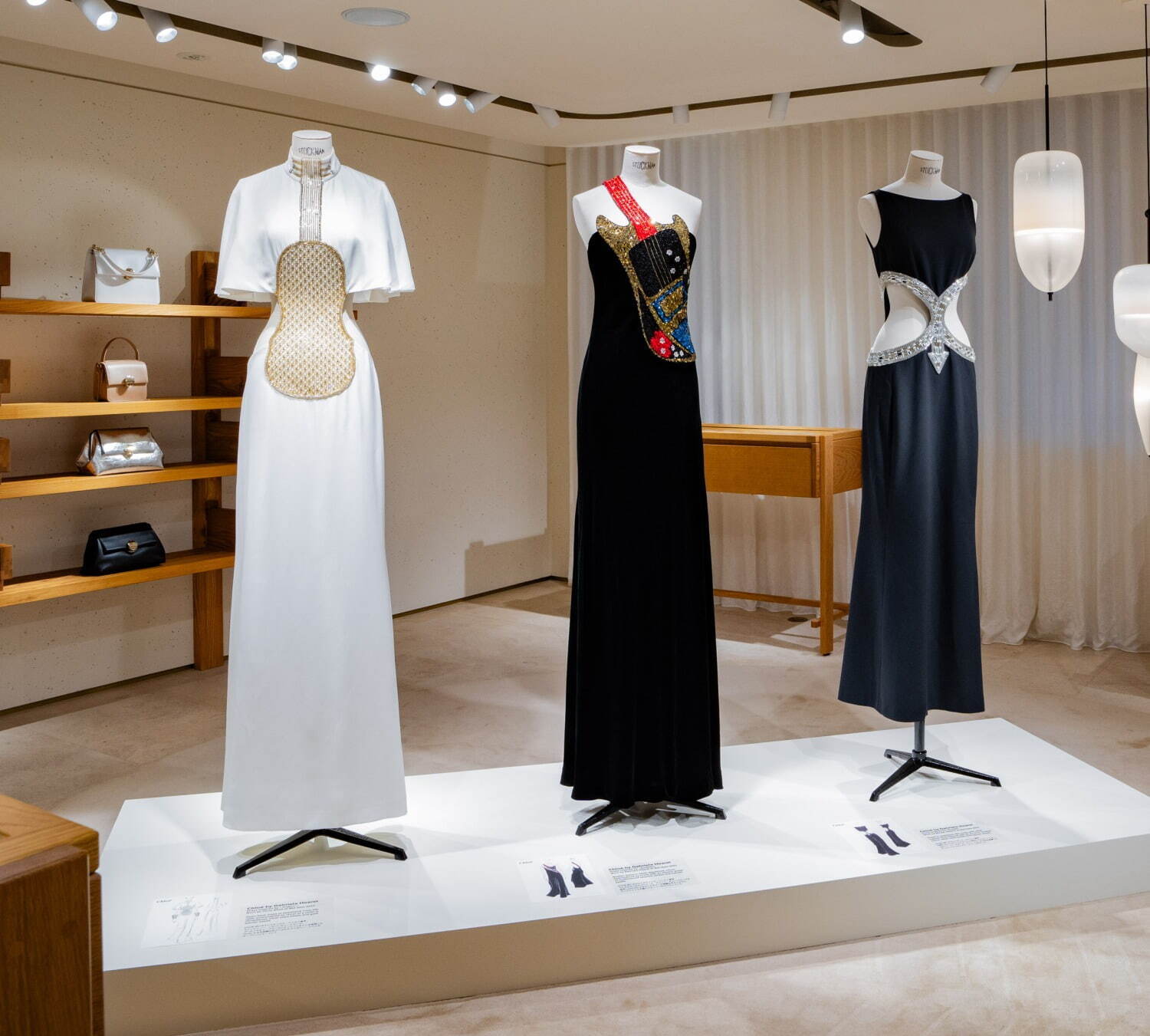 Chloe「Lagerfeld」クロエ　ラガーフェルド　3本 クロエ バイ カール・ラガーフェルド」展がクロエ銀座店で、25年