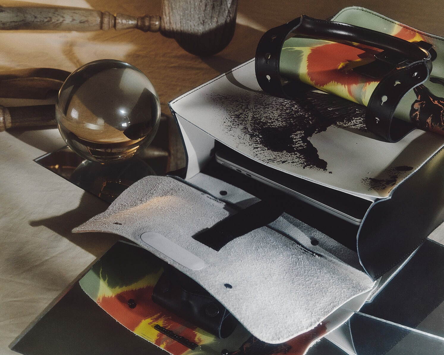 Dr. Martens テート美術館コラボ　UK6 USL8 ドクターマーチン」が英国「テート」美術館とコラボ ブーツ2型と