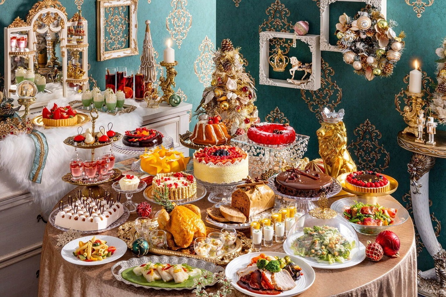 ヒルトン東京のクリスマス・スイーツビュッフェ、“女王陛下の宝石箱”着想の苺のショートケーキなど